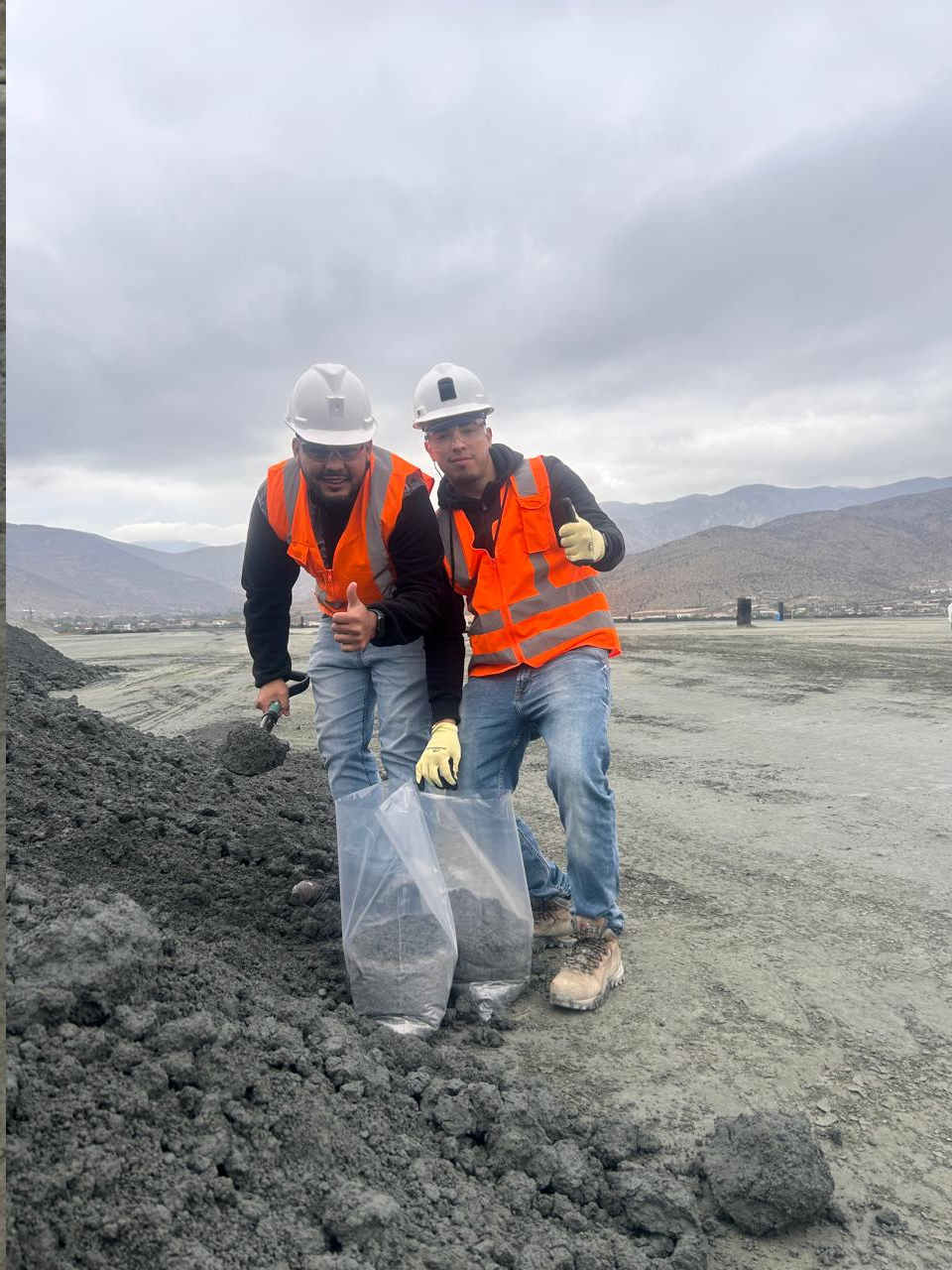 Extracción de muestras de relave en un punto de muestreo georreferenciado, Tambillos